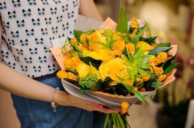 Şık ve parlak sarı buket çiçek