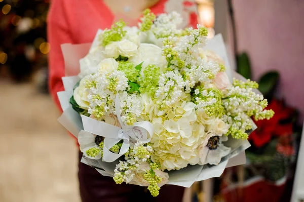 Güzel düğün buket güzel kadın elinde