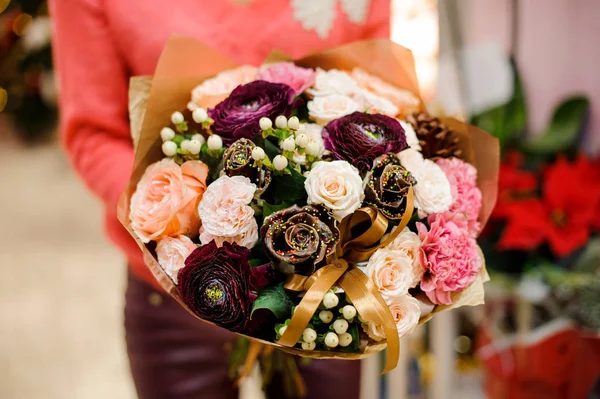 Increíble ramo de invierno de flores preciosas en manos de mujer —  Fotos de Stock