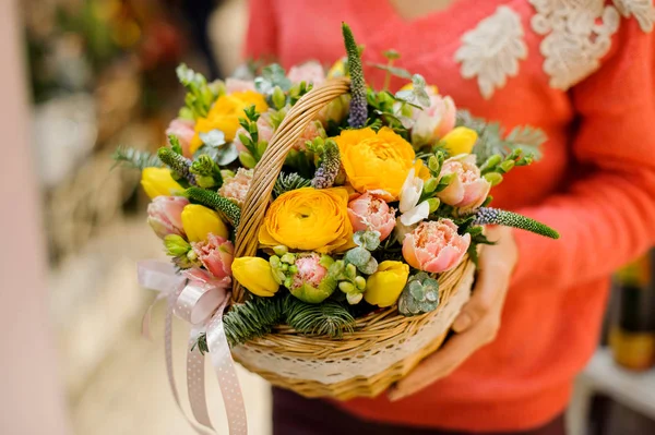 Pequeña cesta de mimbre bonita con composición de flores de invierno —  Fotos de Stock