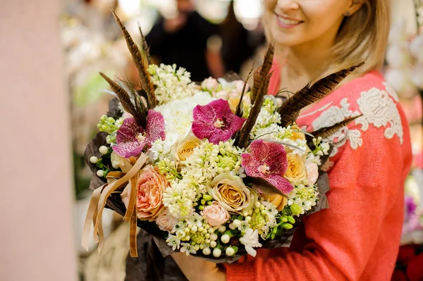 Gülümseyen kadın güzel buket çiçek tutan