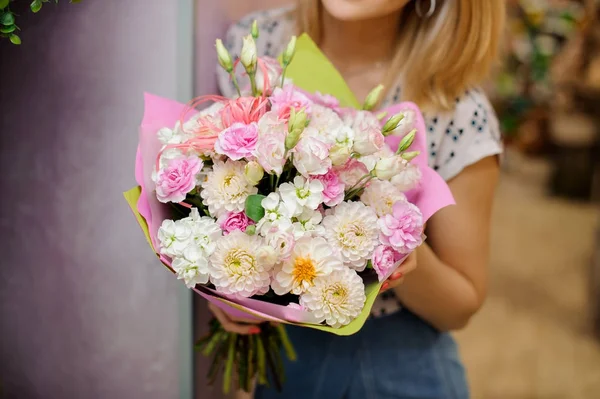 Encantador y tierno ramo de flores rosas y blancas —  Fotos de Stock