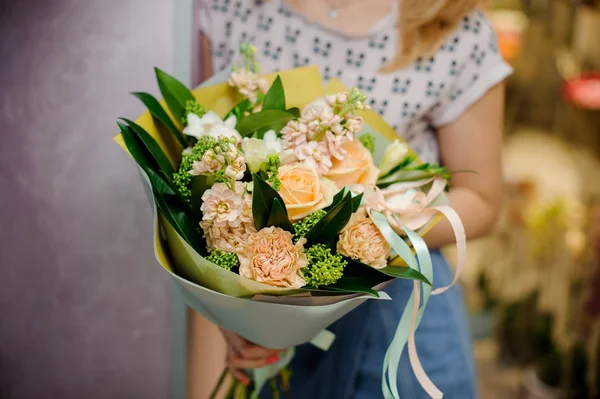 Tierno y elegante ramo de flores en manos de mujer —  Fotos de Stock