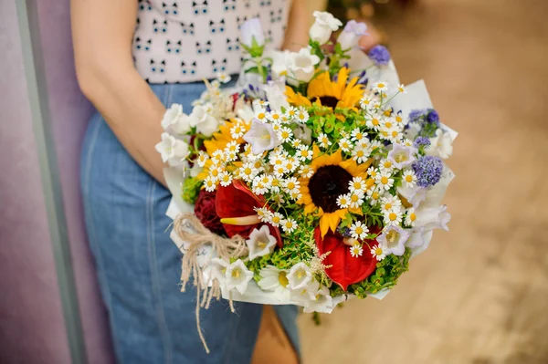 Ljus och färgglad bukett blommor i kvinna händer — Stockfoto