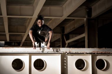 Gülümseyen ve mutlu afro Amerikalı adam çömelme