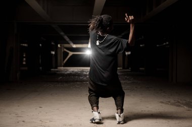 Afrika kökenli Amerikalı adam siyah giysilerle dans