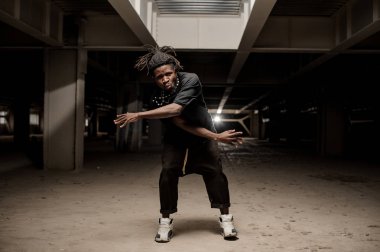 Afro Amerikalı adam siyah giysilerle dans