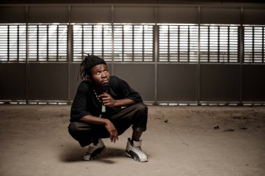 Çömelme ve ararken Afro Amerikalı adam