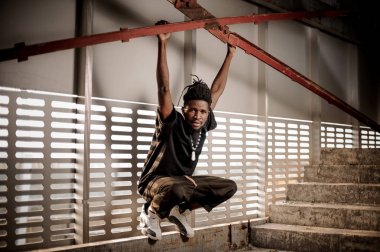 Pencere pervazına üzerinde oturan çekici afro Amerikan adam