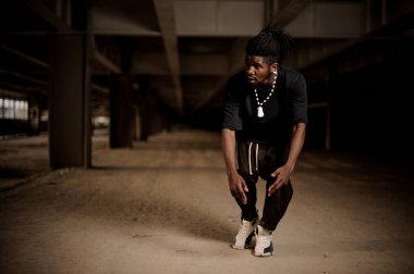 Bastıbacak Afro Amerikalı adam