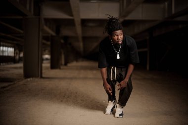 Bir bastıbacak Afro Amerikalı adam