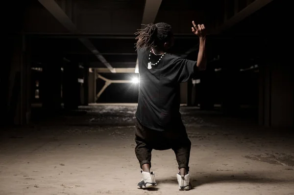 Bailando afroamericano chico en ropa negra —  Fotos de Stock