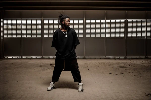 Afro Amerikan adam ayakta bacaklar geniş açık