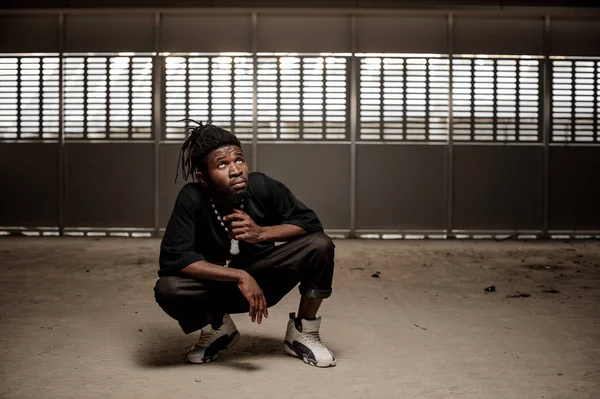 Çömelme ve ararken Afro Amerikalı adam