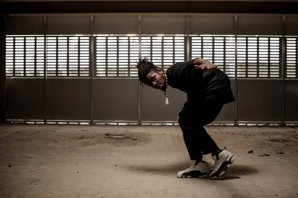 Afrika kökenli Amerikalı adam dans siyah giysili