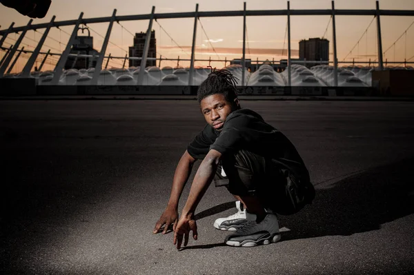 Utomhus porträtt av hukande unga afro amerikansk kille — Stockfoto