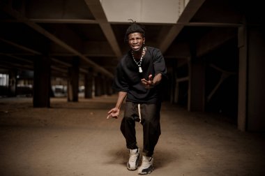 Duygusal ve gesticulating genç afro Amerikan adam