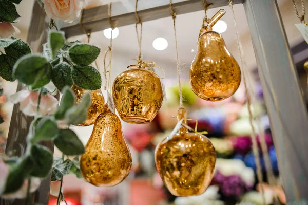 Jolies jouets d'arbre de Noël en forme de fruit en verre doré — Photo