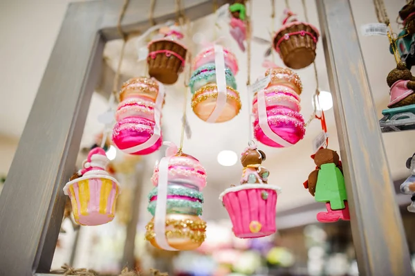 Leuke kleurrijke glas kerstboom speelgoed in de vorm van cupcakes — Stockfoto