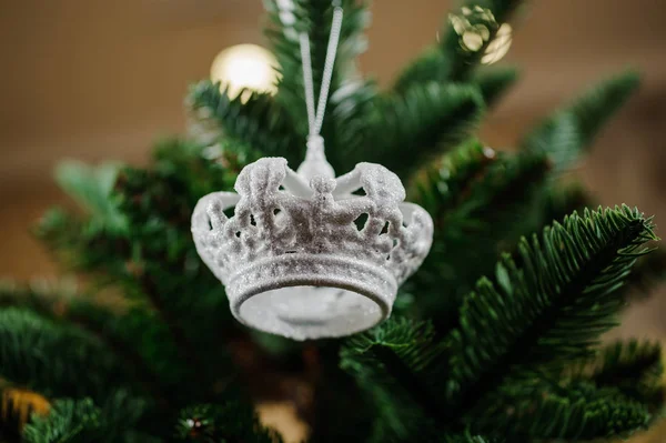 王冠の形のシルバーのクリスマス ツリーの装飾グッズ — ストック写真