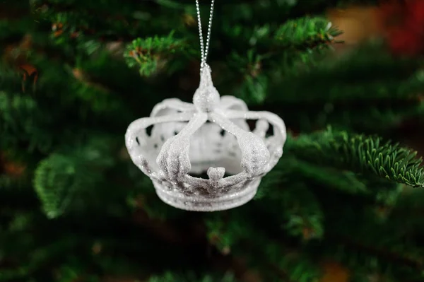 小さな王冠の形で銀のクリスマス ツリーの装飾グッズ — ストック写真