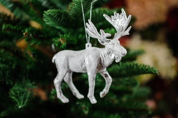 銀のムースの形でクリスマス ツリー装飾グッズ — ストック写真