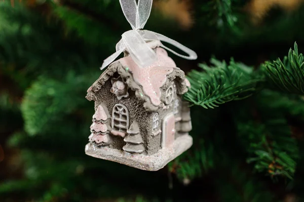 かわいい家の形で素敵なクリスマス ツリーのグッズ — ストック写真