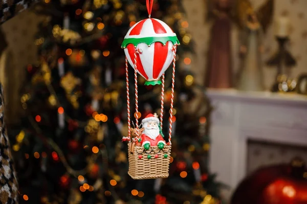 Leuke kerstboom decoratie speelgoed in de vorm van de Kerstman — Stockfoto