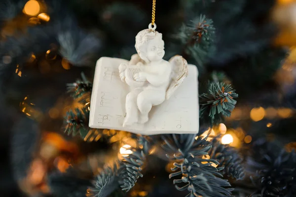 Porcelán karácsonyfa dekoráció játék aranyos kis angyal formájában — Stock Fotó