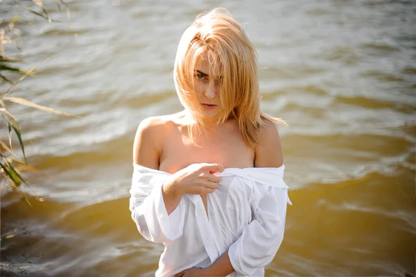 Çıplak çıplak omuz ile güzel bir sarışın kadın portresi