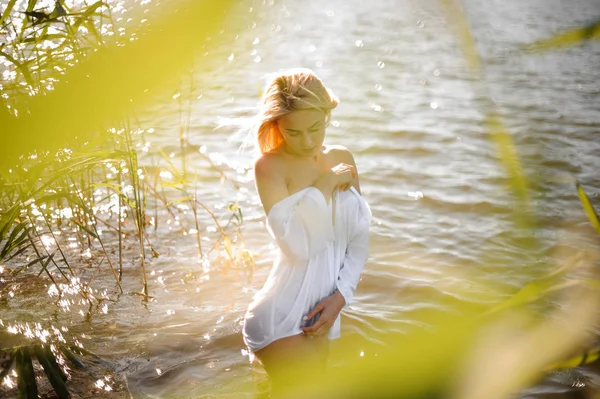 Beyaz bir gömlek güzel sarışın kadın