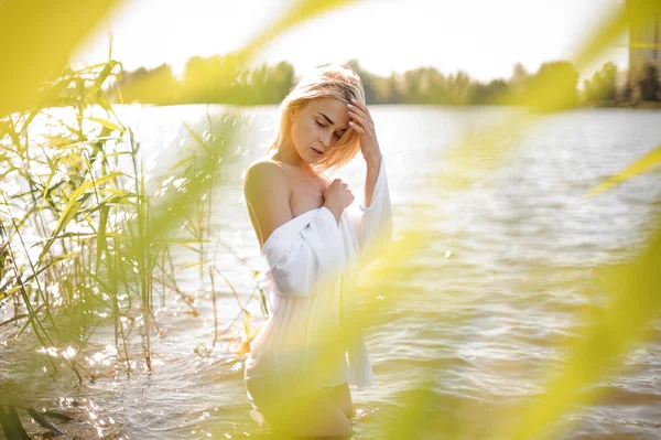 Bella e calda donna bionda in acqua — Foto Stock