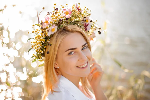 Романтична усміхнена блондинка в вінку з квітами — стокове фото