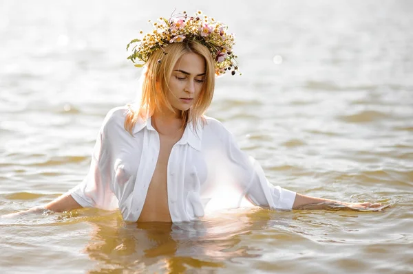 Çiçek çelenk güzel sarışın kadın