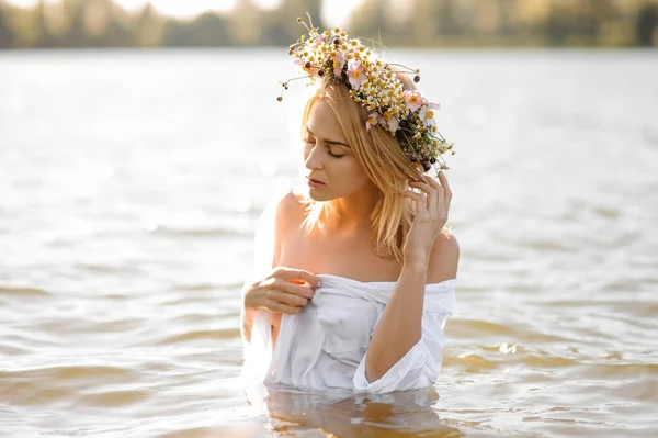 Ritratto nudo di attraente donna bionda in corona di fiori — Foto Stock