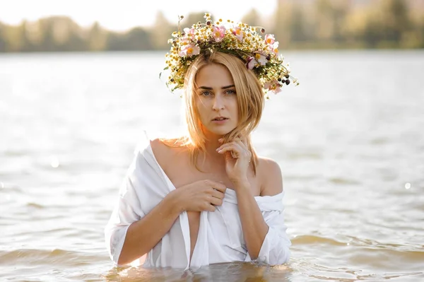 Ritratto nudo dell'attraente donna bionda in ghirlanda di fiori — Foto Stock