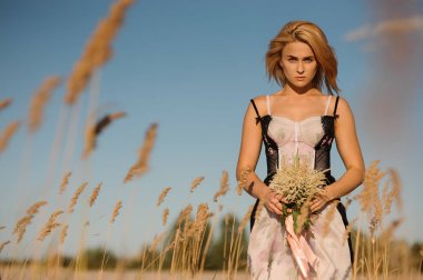 Bir iç çamaşırı alanında çok hoş bir sarışın kız portresi