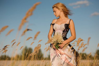 Sarışın bir kız iç çamaşırı alanında ihale portresi