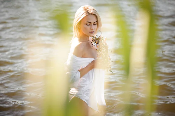 Bella ragazza bionda in camicia bianca in acqua — Foto Stock