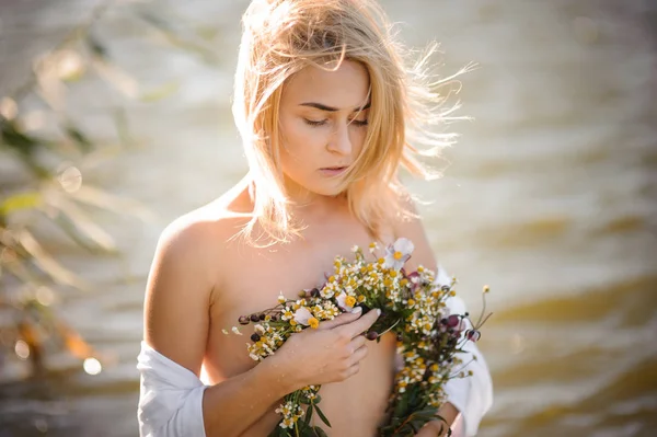 Çıplak güzel ve seksi sarışın kadınla el çelenk