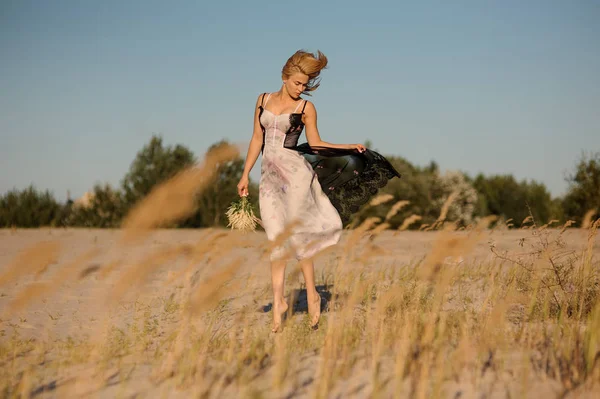 Приваблива блондинка в нижній білизні на полі — стокове фото