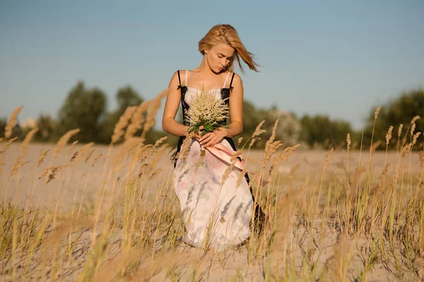 Sevimli sarışın kız iç çamaşırı alanında