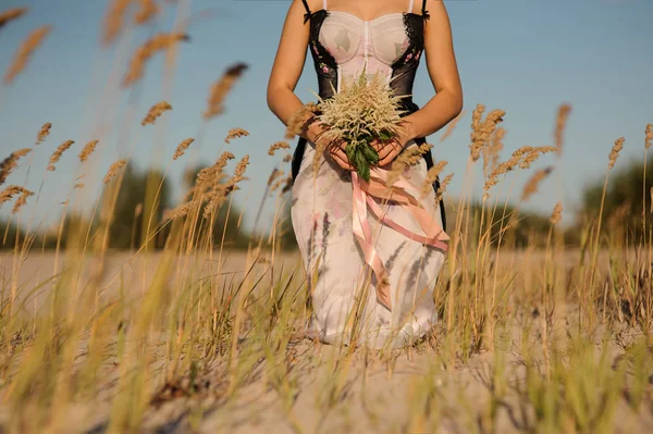 Mujer sexy cuerpo en ropa interior hermosa en el campo — Foto de Stock