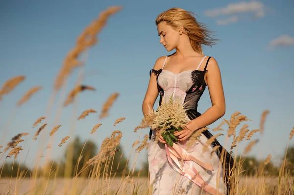 Sarışın bir kız iç çamaşırı alanında ihale portresi