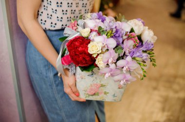 Güzel çiçek kompozisyon ile küçük güzel sepet