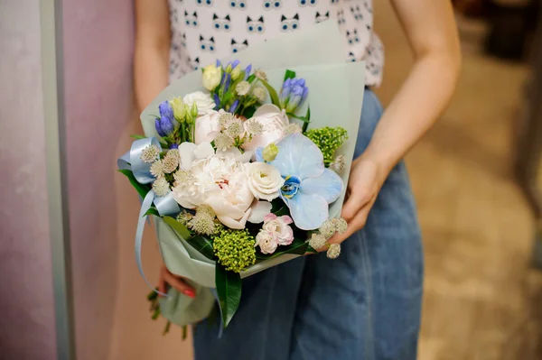 Elegante e bonito buquê colorido de flores concurso — Fotografia de Stock