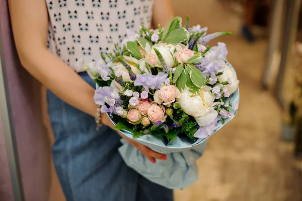 Elegante und stilvolle Bouquet von schönen Blumen — Stockfoto