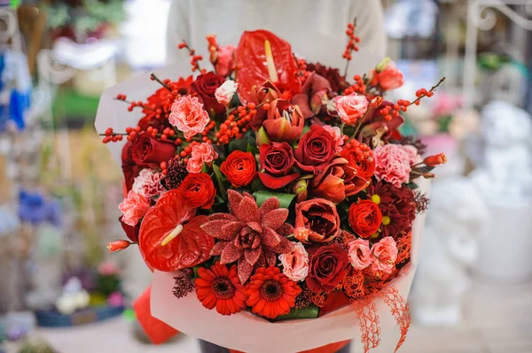 Ramo rojo brillante y magnífico de flores encantadoras — Foto de Stock