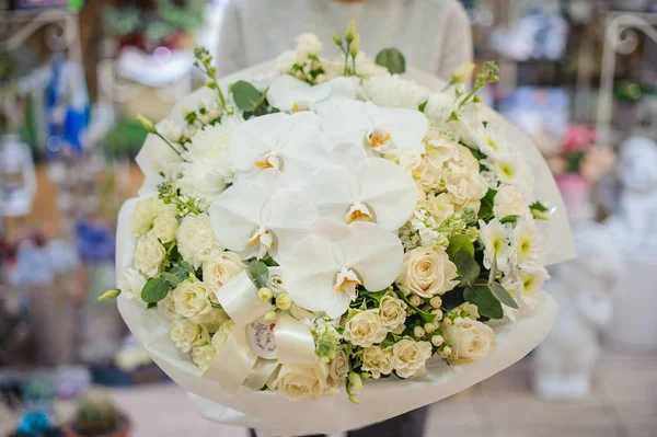 Canlı ve çok güzel beyaz buket güzel çiçek