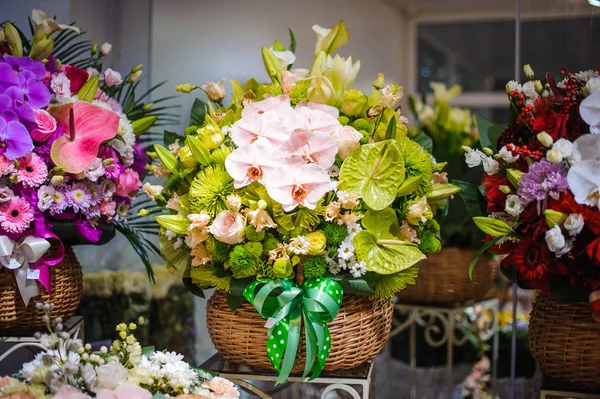 Linda y elegante cesta de mimbre con hermosa y colorida composición de flores — Foto de Stock